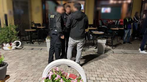 Αγρίνιο: Τον μαχαίρωσε επειδή του είπε να μην ουρεί μέσα στο σιντριβάνι της πλατείας