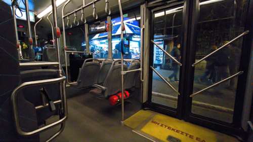 Ο ΟΑΣΑ απομάκρυνε τον οδηγό μετά την καταγγελία ότι έδωσε σε ανήλικο να οδηγήσει το λεωφορείο