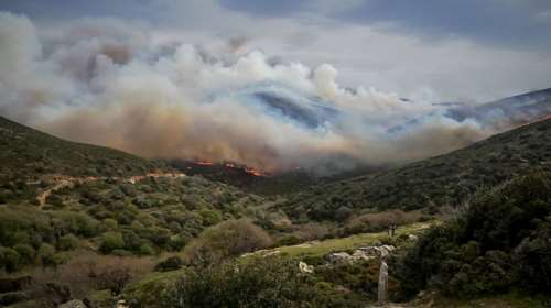 Σε ύφεση η φωτιά στην Άνδρο - Επιχειρούν ισχυρές δυνάμεις της Πυροσβεστικής και της 1ης ΕΜΑΚ