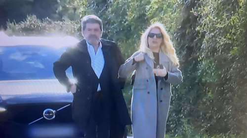 Μαζί, συντετριμμένοι, Ελένη Μενεγάκη και Γιάννης Λάτσιος στην κηδεία του Παπαδάκη [βίντεο]