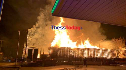 Φωτιά στη Θεσσαλονίκη: Μεγάλη πυρκαγιά σε απόσταση αναπνοής από βενζινάδικο [Εικόνες - Βίντεο]