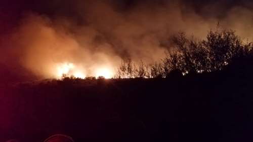 Φωτιά στο Λαύριο - Καίγεται δασική έκταση κάτω από τον Άγιο Κωνσταντίνο