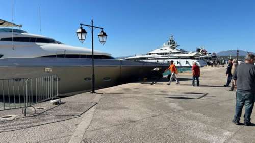 Σπέτσες: Θαλαμηγός χτύπησε στην προβλήτα- Ο δυνατός αέρας σήκωσε τις άγκυρες, έσπασε τους κάβους [εικόνες, βίντεο]