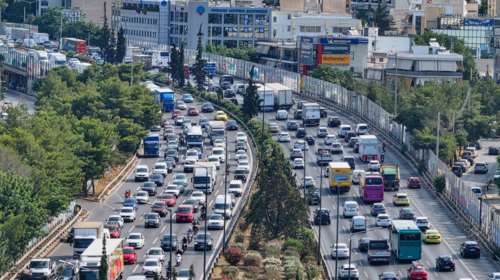 Ουρές χιλιομέτρων στον Κηφισό από καραμπόλα 3 οχημάτων - Ανετράπη ΙΧ, απεγκλωβίστηκε ο οδηγός