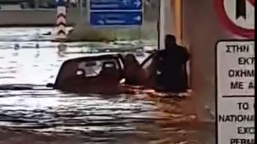 Ρίο: Γυναίκα κινδύνεψε να πνιγεί σε πλημμυρισμένη γέφυρα – Την έσωσε άλλος οδηγός