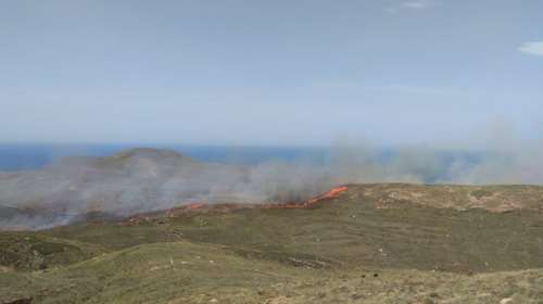 Μεγάλη φωτιά στα Ψαρά -  Μάχη για την κατάσβεσή της δίνουν κάτοικοι και οι λιγοστοί πυροσβέστες