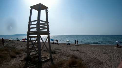 Κρήτη: Σερβιτόρος βούτηξε στη θάλασσα και έσωσε άνδρα που είχε παρασυρθεί από τα κύματα [βίντεο]