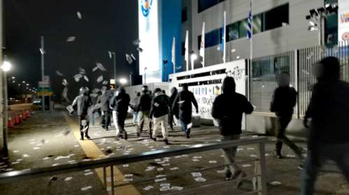 Ρουβίκωνας: Επίθεση με τρικάκια και συνθήματα στο κτίριο της Πολιτικής Προστασίας [Εικόνες]