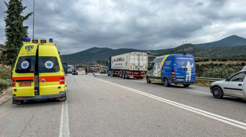 Τροχαίο στο Κιάτο: Αυτοκίνητο "καρφώθηκε" σε δέντρο - Μία νεκρή και δύο τραυματίες [βίντεο]