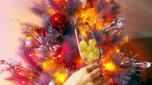 Πανζουρλισμός: Γιατί όλοι έτρωγαν σταφύλια και φορούσαν κόκκινο εσώρουχο την Πρωτοχρονιά - Τα viral βίντεο