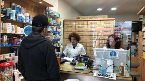 Θωρακίζονται τα φαρμακεία στη Λάρισα - Τοποθετήθηκαν πλέξιγκλας [εικόνες]