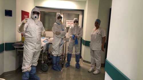 Αττικόν: Φωτογραφίες από τον πρώτο τοκετό γυναίκας θετικής στον κορονοϊό