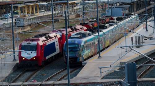 Προαστιακός: Διακοπή δρομολογίων της Hellenic Train λόγω πυρκαγιάς στη γραμμή Κιάτο - Πειραιάς - Κιάτο
