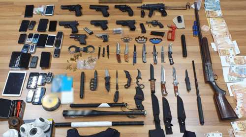 Κύκλωμα εκβιαστών: Σοκάρει το &quot;οπλοστάσιο&quot; της συμμορίας - Εκρήξεις, εμπρησμοί, ξυλοδαρμοί, κυνομαχίες...