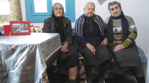 Μυτιλήνη: Πέθανε σε ηλικία 93 ετών η Αιμιλία Καμβύση - Η τελευταία από τις τρεις "γιαγιάδες της Συκαμνιάς"