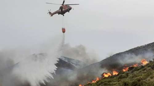 Ανεξέλεγκτο το πύρινο μέτωπο στην Άνδρο: Εκκενώθηκαν δύο χωριά - Μεταφέρονται επίγειες δυνάμεις από Αθήνα [βίντεο]