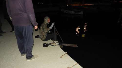 Κρήτη: Αυτοκίνητο κατέληξε στη θάλασσα - Λιμενικοί βούτηξαν για να σώσουν τον οδηγό [εικόνες]