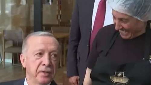 Τουρκία: Ο Ερντογάν ήπιε ελληνικό φραπέ σε ζαχαροπλαστείο στην Κωνσταντινούπολη - &quot;Συγχαρητήρια, τον έφτιαξες υπέροχο&quot;