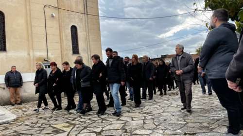 Θρήνος στην κηδεία της δολοφονημένης Δώρας στο Αγρίνιο – Ξεχειλίζει η οργή για τον δράστη [βίντεο - εικόνες]