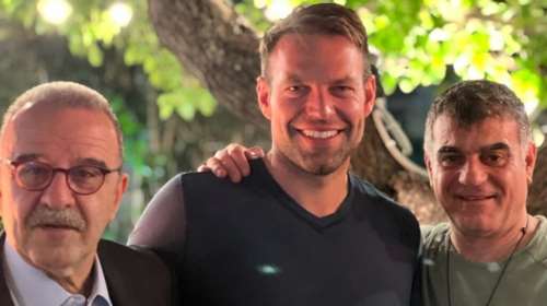 Κασσελάκης: Φωτογραφίες και χαμόγελα με τον Βαξεβάνη - Παρών στα &quot;γενέθλια&quot; για τα επτά χρόνια του &quot;Ντοκουμέντο&quot;