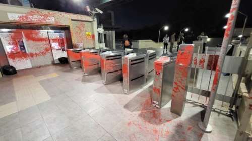 Θησείο: Επεισόδια σε πορεία αναρχικών για τον &quot;Τοξοβόλο του Συντάγματος&quot; - Έσπασαν μηχανήματα και πέταξαν κόκκινες μπογιές