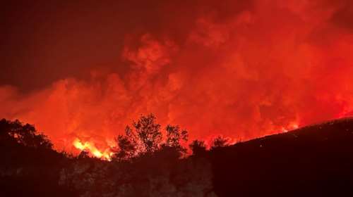 Φωτιές στην Αττική: Δύσκολη νύχτα στα Βίλια με δεκάδες εστίες σε έκταση χιλιομέτρων - Οριοθετήθηκε η πυρκαγιά στην Κερατέα
