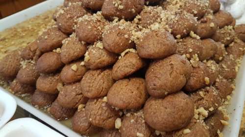 Περίσσεψαν τα γλυκά των Χριστουγέννων; Μυθικός κορμός με μελομακάρονα από τον Άκη Πετρετζίκη