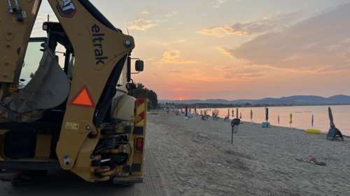 Χαλκιδική: Πάνω από 100 ομπρέλες και ξαπλώστρες &quot;ξήλωσε&quot; ο Δήμος - Τις είχαν &quot;παρκάρει&quot; παραθεριστές [εικόνες]