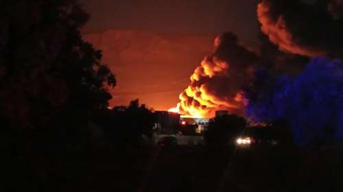 Φωτιά στα Μέγαρα: Καίγεται ολοσχερώς εργοστάσιο - Μήνυμα του 112 &quot;κλείστε πόρτες και παράθυρα&quot; [βίντεο]