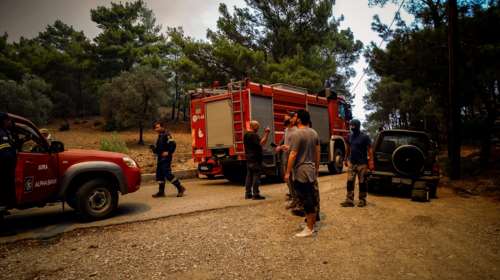Ρόδος: Στο νοσοκομείο αστυνομικός και πυροσβέστης - Με τραύματα ο ένας, με αναπνευστικά προβλήματα ο άλλος