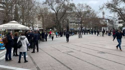 Συγκίνηση: Τεράστιες ουρές στη Λάρισα για να δώσουν αίμα στους τραυματίες των Τεμπών [εικόνες - βίντεο]