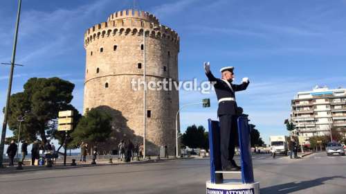 Θεσσαλονίκη: Στο &quot;βαρέλι&quot; επέστρεψε ο τροχονόμος - Ευχές και δώρα για το νέο έτος