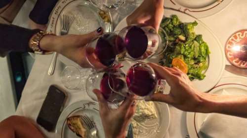 Γιατί έγινε ξανά της μόδας η ταβέρνα