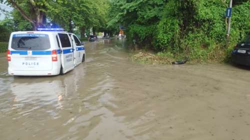 Ιωάννινα: &quot;Ποτάμια&quot; οι δρόμοι ύστερα από ισχυρό μπουρίνι- Έπεσε και χαλάζι [Εικόνες-Βίντεο]
