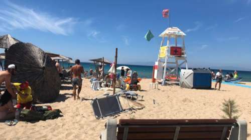 &quot;Διάβολος σκόνης&quot; στη Χαλκιδική: Το φαινόμενο κονιορτοστρόβιλος που χτύπησε την παραλία στα Νέα Μουδανιά