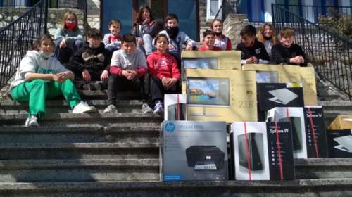 Παρέμβαση Μαξίμου σε σχολείο στη Θάσο: Εστειλε υπολογιστές, προτζέκτορες και βιβλία μετά την επιστολή μαθητών