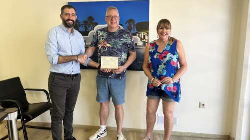 Ρόδος: Τιμήθηκε το ζευγάρι των Βρετανών που έχει επισκεφθεί το νησί πάνω από 100 φορές