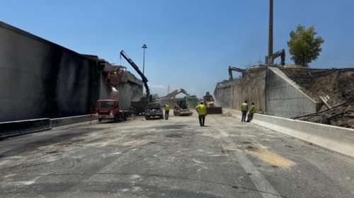 Ολοκληρώθηκε η κατεδάφιση της γέφυρας στην π. Εθνική Οδό Αθηνών-Κορίνθου: Δόθηκαν στην κυκλοφορία μία λωρίδα και η ΛΕΑ