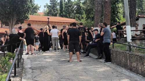 Ράγισαν καρδιές στην κηδεία της 16χρονης που πέθανε από αλλεργικό σοκ - Λιποθύμησε η μητέρα της [εικόνες - βίντεο]