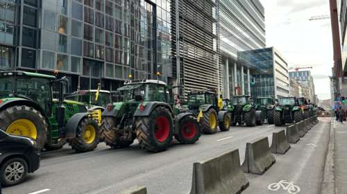 Επεισόδια στις Βρυξέλλες με ξαφνικό μπλόκο αγροτών - Τρακτέρ μέσα την πόλη ενώ διεξάγεται η Σύνοδος των 27