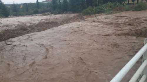 Ιανός: Κίνδυνος για τρεις εγκλωβισμένους στον Αλμυρό Βόλου - Πιάστηκαν από κλαδιά για να σωθούν [εικόνες-βίντεο]