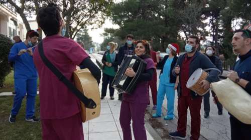 Θεσσαλονίκη: Οι γιατροί του Παπανικολάου δεν το βάζουν κάτω - Κάλαντα κάτω από τα παράθυρα ασθενών με κορονοϊό [Εικόνες]
