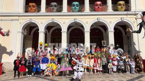 Στους δρόμους τα πληρώματα του πατρινού καρναβαλιού - Παρέλασαν και στο Ρέθυμνο