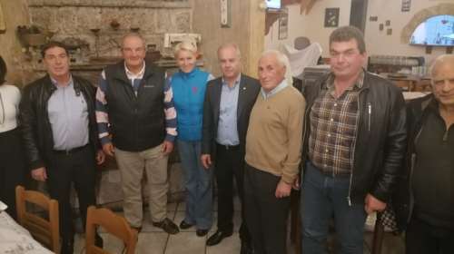 Καραμανλής και Παζαΐτη για... σπέσιαλ παϊδάκια σε ταβέρνα στα Αμπελάκια Λάρισας [εικόνες]