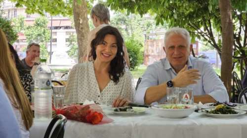 Τρίκαλα: Χαλαρό τσιπουράκι Ραγκούση και Κοντοτόλη με δημοσιογράφους - Το νέο ζευγάρι της Βουλής [εικόνες]