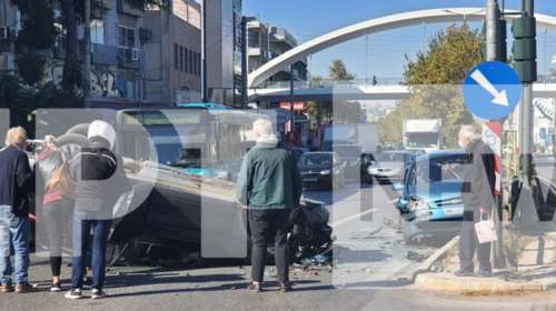 Σοβαρό τροχαίο στη Μεσογείων με δύο τραυματίες: Τούμπαρε όχημα - Άνοιξε το ρεύμα ανόδου [εικόνες]