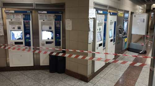 Χαμός στο μετρό Αγιος Ιωάννης - Οπαδοί έσπασαν με σφυριά ακυρωτικά μηχανήματα και ΑΤΜ