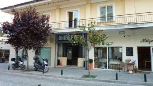 Ξύλο στα Γρεβενά για το πρόγραμμα φιλοξενίας προσφύγων: Έδειραν τον αντιδήμαρχο μέσα στο γραφείο του