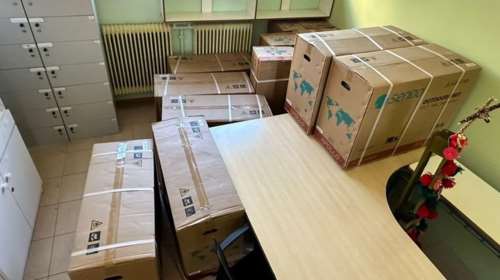 Οργή Κασσελάκη: Στις κούτες εδώ και 4 μήνες τα 8 κλιματιστικά που δώρισε σε ειδικό σχολείο της Καλλιθέας