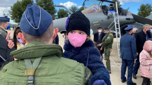 &quot;Ο μπαμπάς έφερε το Rafale&quot;: Τρυφερά κλικ με τα παιδιά των πιλότων την ώρα που τα αεροσκάφη προσγειώθηκαν στην Τανάγρα